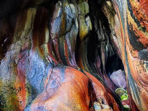 Bí ẩn hang động màu cầu vồng bị lãng quên ở Mỹ có khả năng chữa bách bệnh